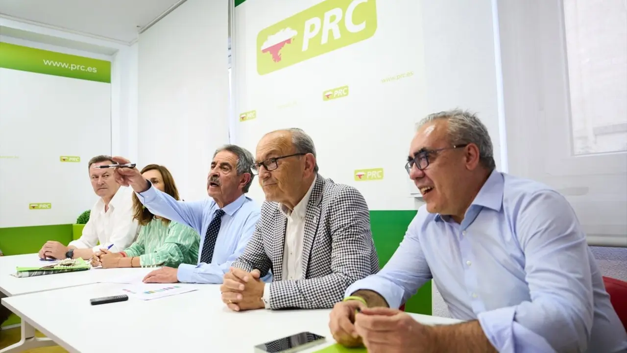 (I-2D) El vicesecretario de Acci&oacute;n Sectorial, Guillermo Blanco, la vicesecretaria de Organizaci&oacute;n del PRC, Paula Fern&aacute;ndez Via&ntilde;a, el presidente de Cantabria en funciones, Miguel &Aacute;ngel Revilla, y el vicesecretario de Acci&oacute;n Territorial, Javier L&oacute;pez Marcano. / Juanma Serrano
