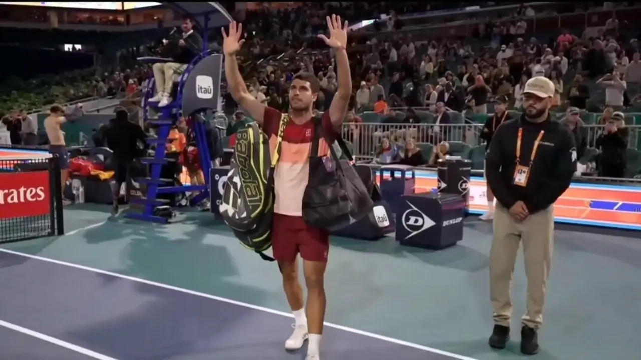 Alcaraz abandona la pista tras caer ante Goffin. / X