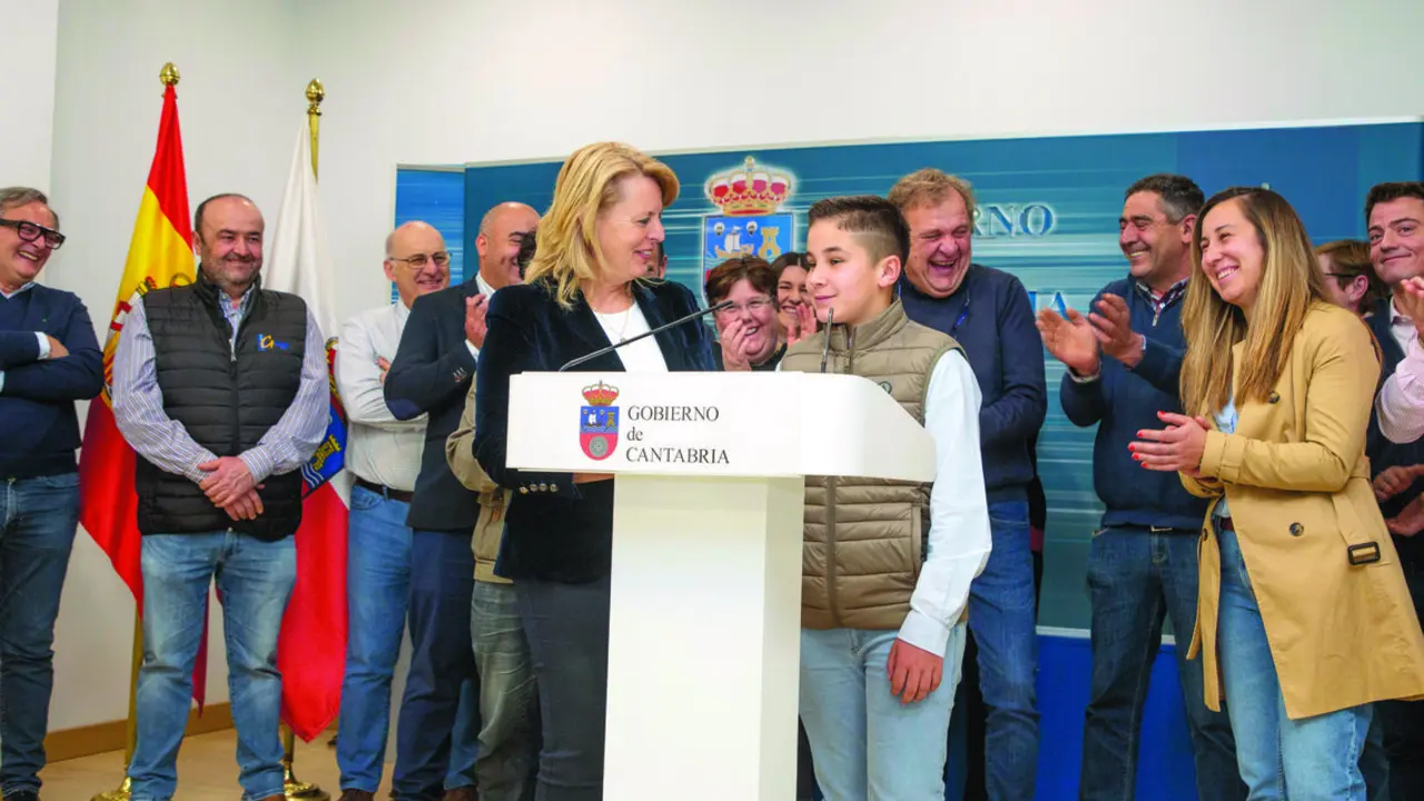 La consejera Mar&iacute;a Jes&uacute;s Susinos estuvo rodeada de ganaderos c&aacute;ntabros para explicar la hoja de ruta del Ejecutivo. / Alerta