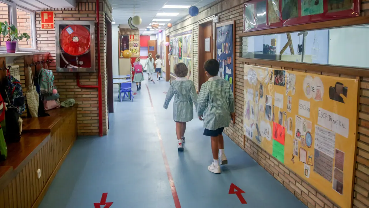 Varios ni&ntilde;os caminando por el pasillo de un colegio. / Alerta