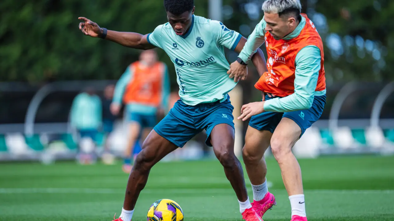 Arana y Suli durante el entrenamiento de ayer. / RRC