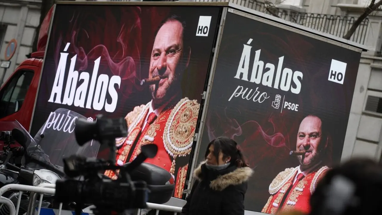 Un cami&oacute;n con publicidad sobre &Aacute;balos, pasa por el Tribunal Supremo mientras el exministro de Transportes declara. / Fernando S&aacute;nchez