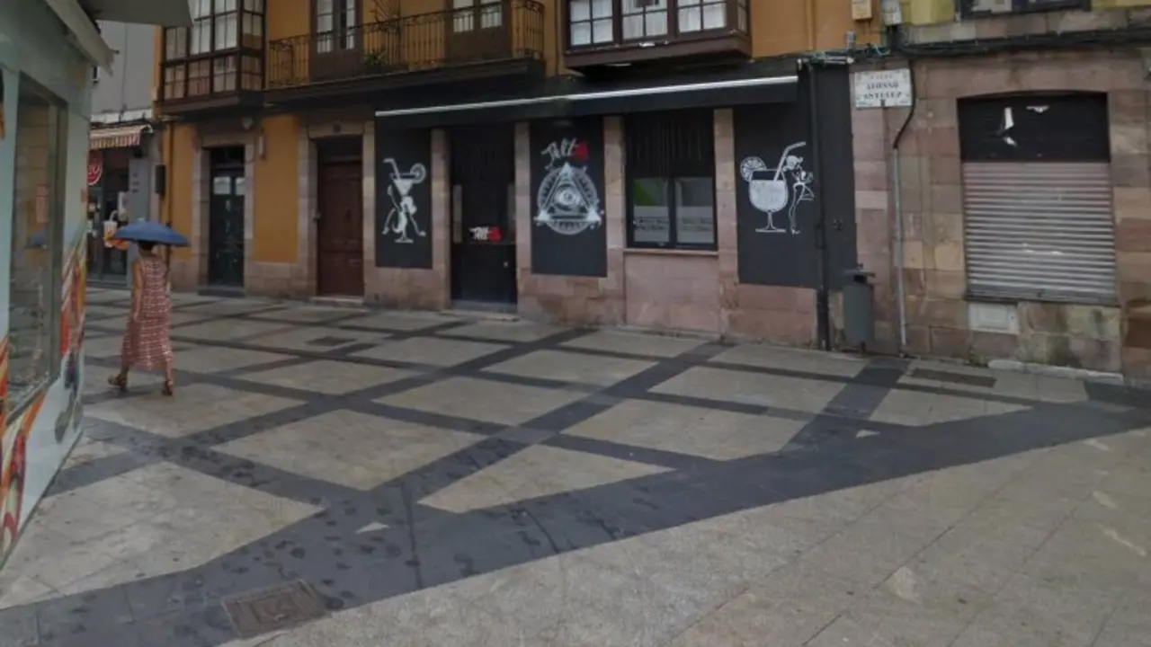 Calle del incidente en la zona de vinos en Torrelavega. / G.M.