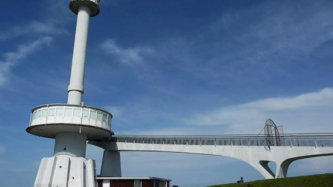 El Monumento al Indiano y a la Marina de Castilla, conocido abreviadamente como Monumento al Indiano y de forma popular como Pirul&iacute; de Pe&ntilde;a Cabarga. / FB