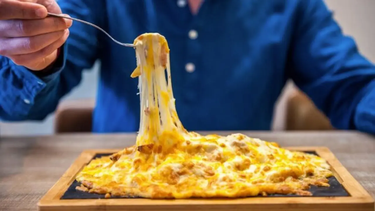 Patatas con cheddar y bacon, una de las especialidades. / RRSS