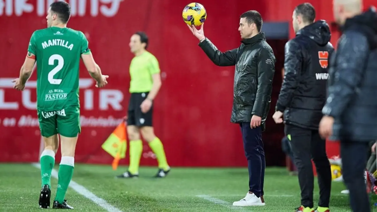 &Aacute;lvaro Mantilla, jugador del Racing de Santander, se dispone a recibir el bal&oacute;n de Alessio Lisci, entrenador del CD Mirand&eacute;s, durante el encuentro en Anduva correspondiente a la jornada 32 de LaLiga Hypermotion.