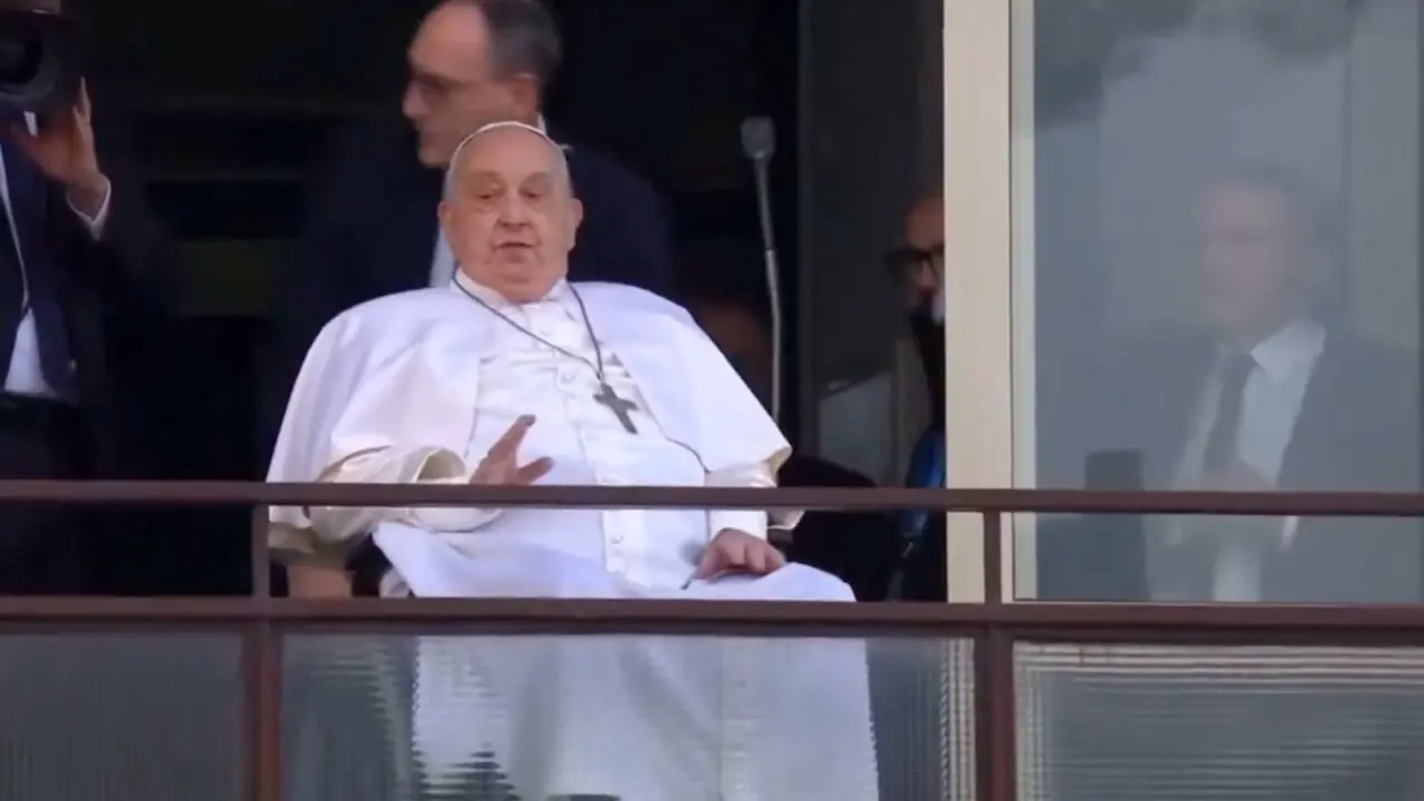 El Papa Francisco reaparece tras 38 d&iacute;as hospitalizado. / X