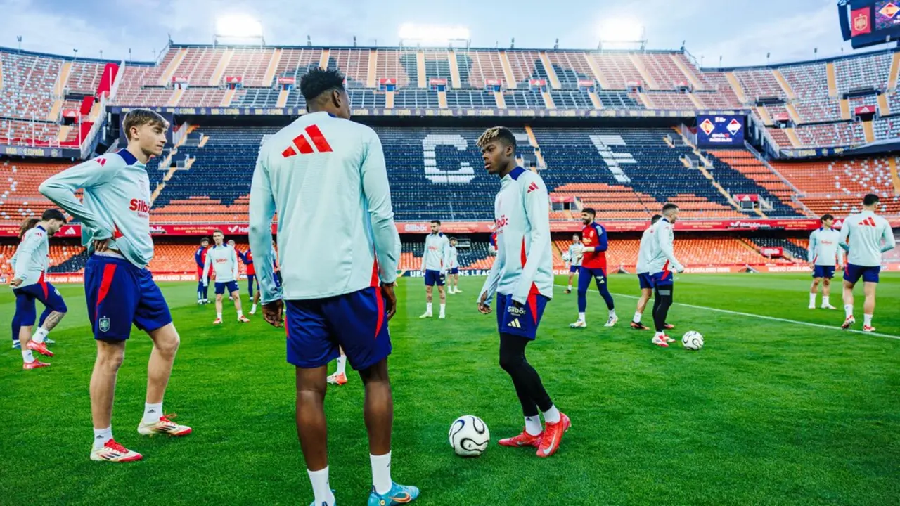 Los jugadores de la Selecci&oacute;n entrenan en Mestalla. / SEFutbol