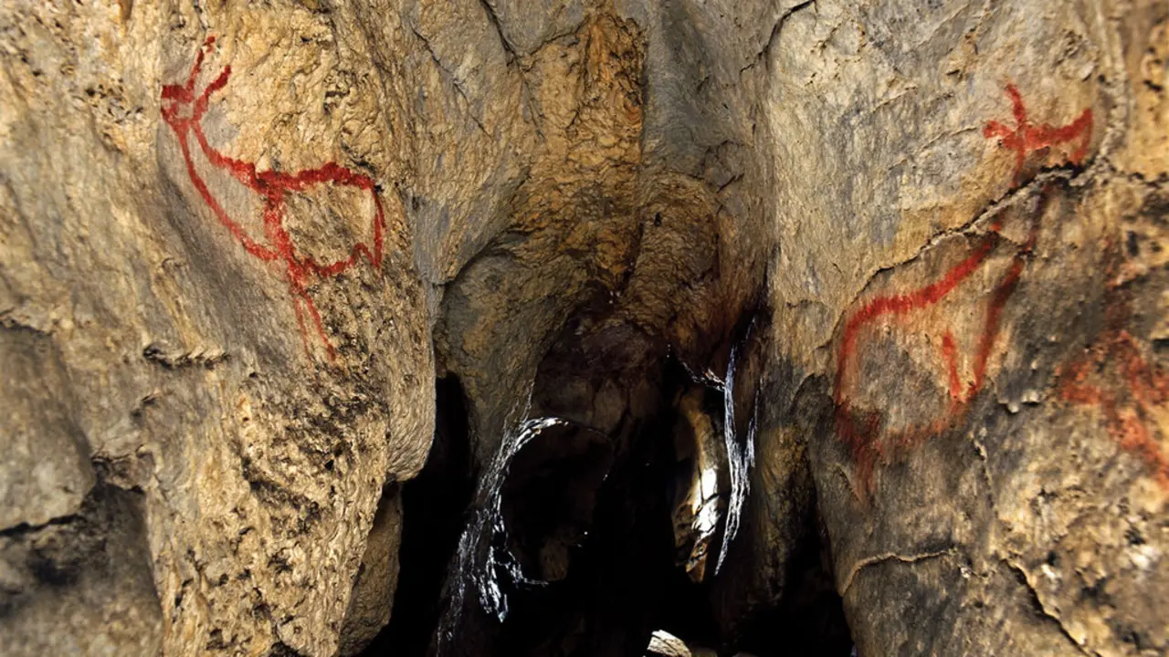 Interior de la cueva de Covalanas. / T.C.