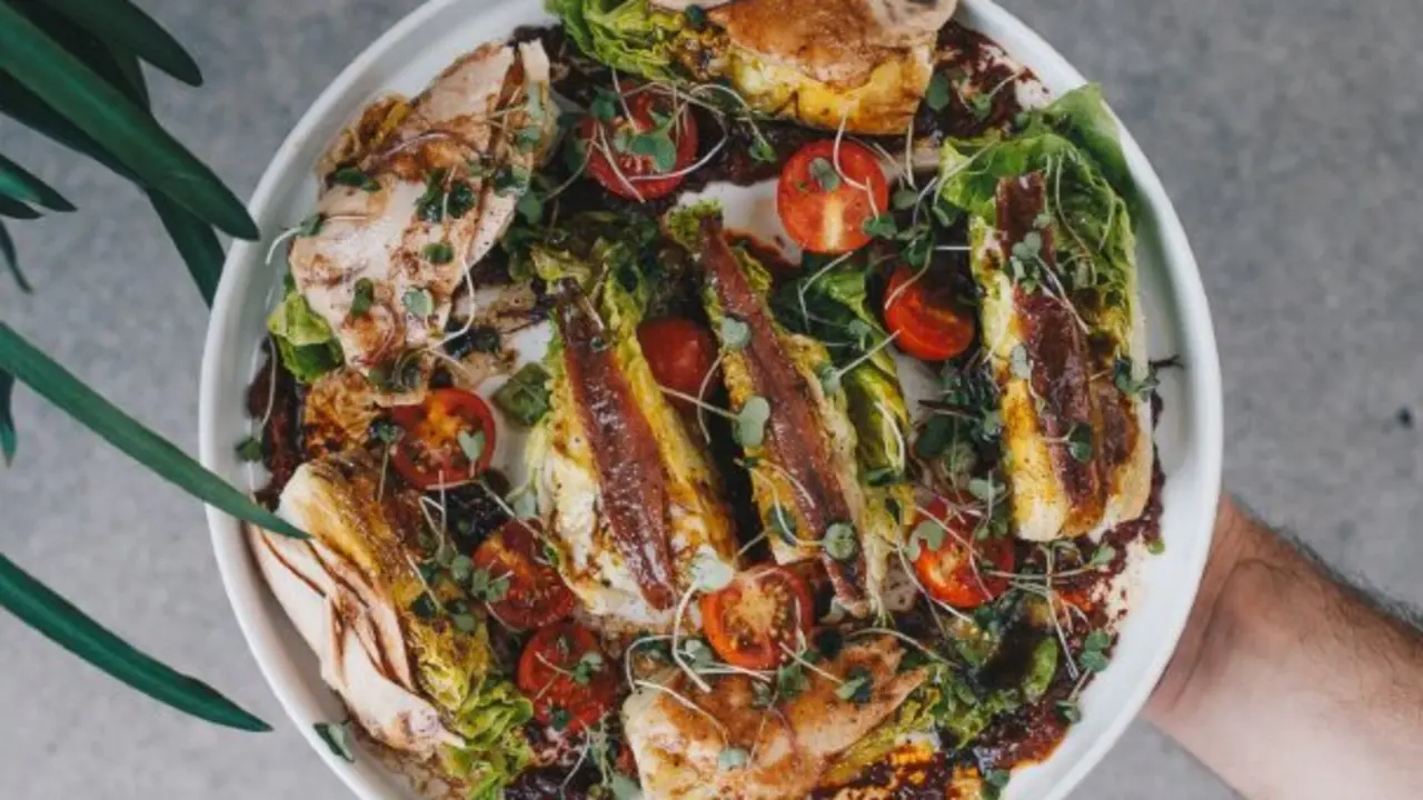 Ensalada de cogollos ali&ntilde;ados , uno de los platos del restaurante. / P.V.