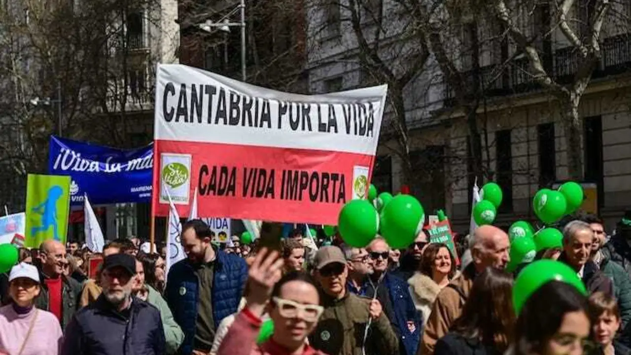 Participantes c&aacute;ntabros en la Marcha S&iacute; a la Vida 2025, celebrada en Madrid, portando una pancarta con el lema "Cantabria por la Vida. Cada vida importa", durante el recorrido desde la calle Serrano hasta Recoletos. / Foto: RICHARD ZUBELZU