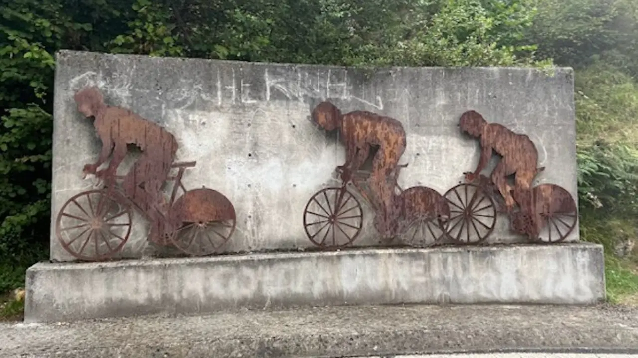 El Monumento a los Ciclistas honra la historia y esfuerzo de la regi&oacute;n. / A.E