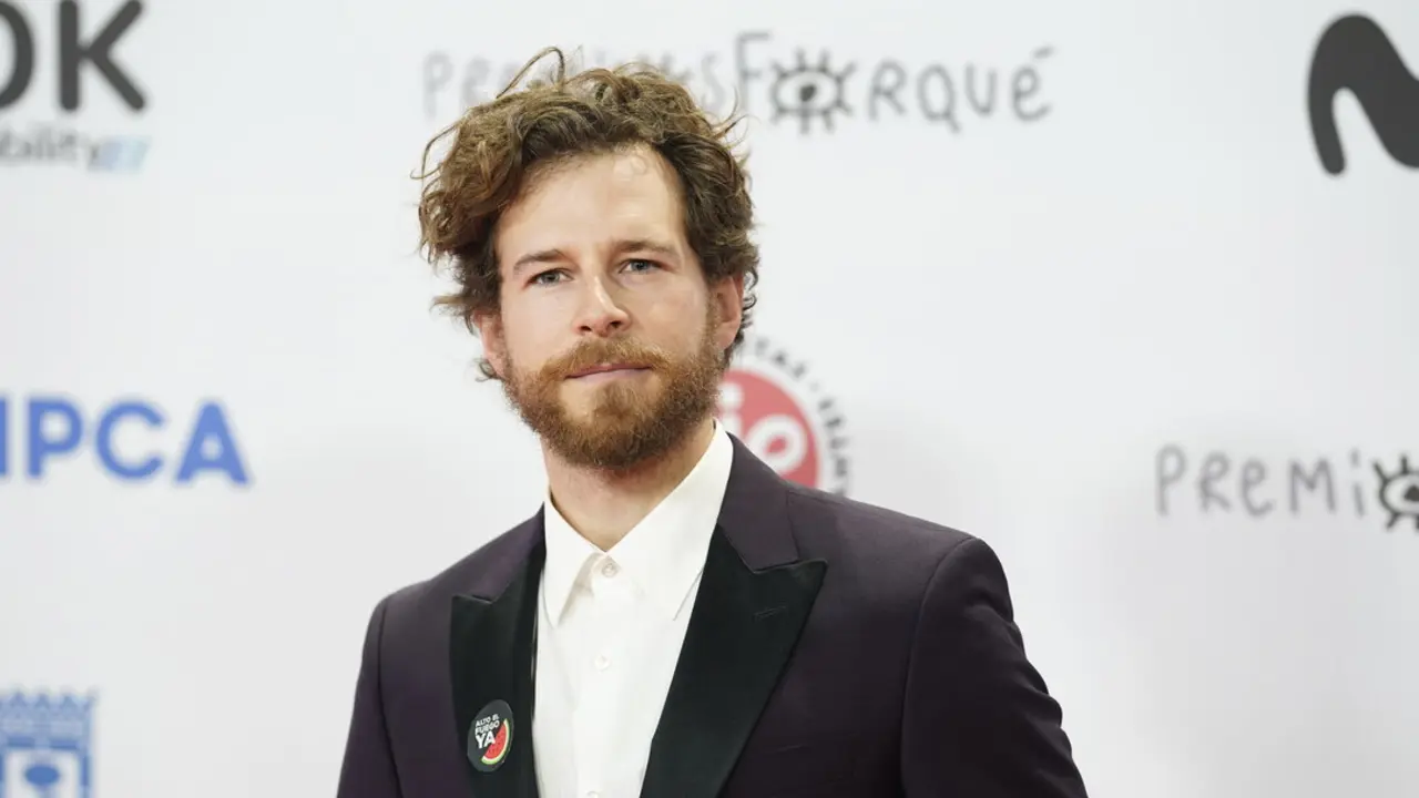 El actor &Aacute;lvaro Cervantes posa durante la alfombra roja de la 29 edici&oacute;n de los Premios Jos&eacute; Mar&iacute;a Forqu&eacute;. / EP