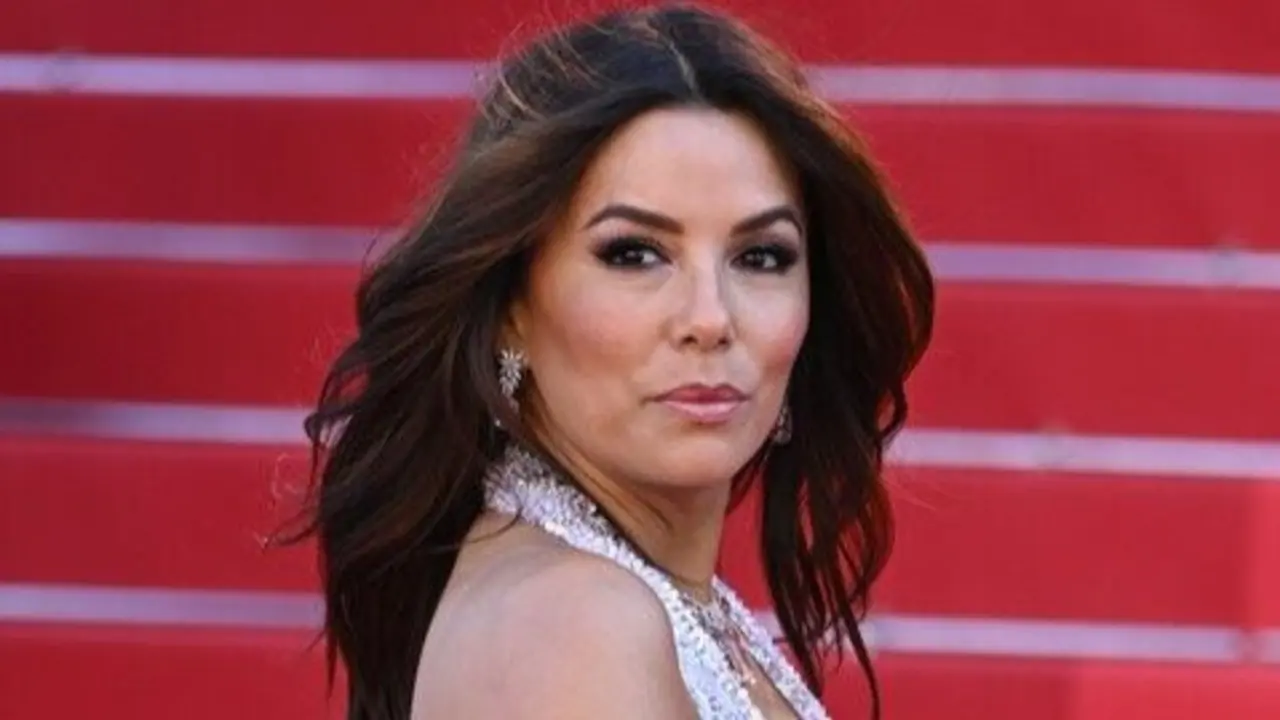 Eva Longoria, promocionando su nueva pel&iacute;cula en M&eacute;xico, sorprendi&oacute; a los fans al cantar con Shakira en un concierto, demostrando su versatilidad y conexi&oacute;n con la cultura latina. / EP