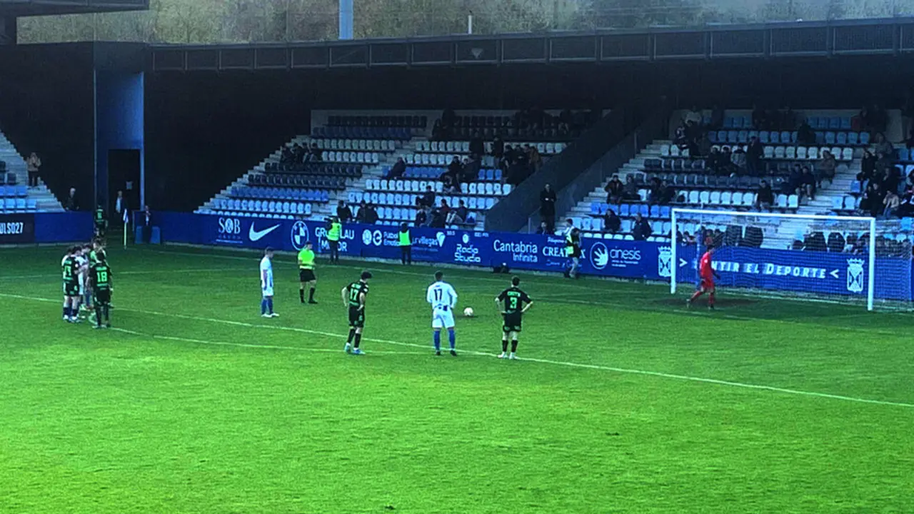 Momento decisivo en El Malec&oacute;n: Alberto G&oacute;mez se prepara para lanzar el penalti que supuso el segundo gol de la Gimn&aacute;stica ante el Laredo, en un derbi marcado por la pol&eacute;mica y la necesidad de puntos.