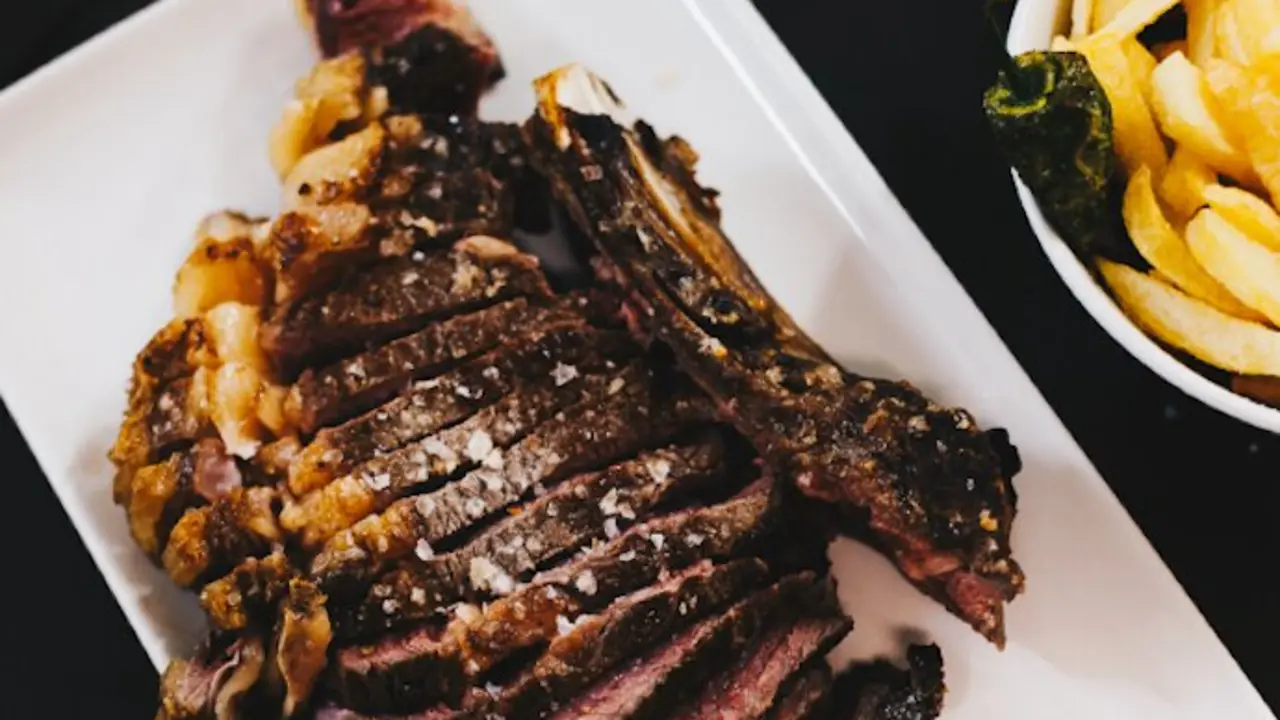Un chulet&oacute;n de vaca rubia gallega acompa&ntilde;ado de patatas. / IG