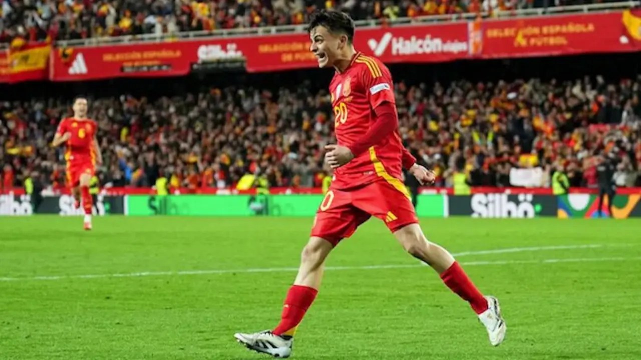 La imagen muestraa Pedri , futbolista de la selecci&oacute;n espa&ntilde;ola , celebrando efusivamentedurante un partido . Luce la camiseta roja de Espa&ntilde;acon el dorsal n&uacute;mero 20 , y su expresi&oacute;n refleja puraemoci&oacute;n, probablemente tras marcar el penalti decisivo en la clasificaci&oacute;n de Espa&ntilde;a a la Final Four de la UEFA Nations League frente a Pa&iacute;ses Bajos en Mestalla.