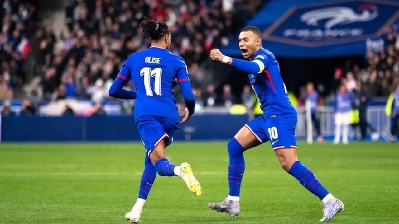 Michael Olise y Kylian Mbapp&eacute;, de Francia, celebraron durante el partido de vuelta de los cuartos de final de la UEFA Nations League entre Francia y Croacia, disputado el 23 de marzo de 2025 en el Stade de France, en Saint-Denis, cerca de Par&iacute;s, Francia. Foto: Nathan Barange / DPPI
Firma: AFP7 / Europa Press
