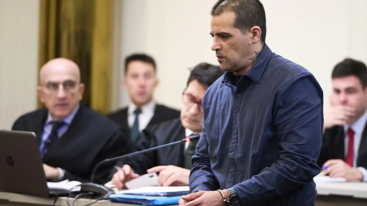 El acusado durante el juicio por matar a su pareja y beb&eacute; en Lia&ntilde;o. / C&eacute;sar Ortiz