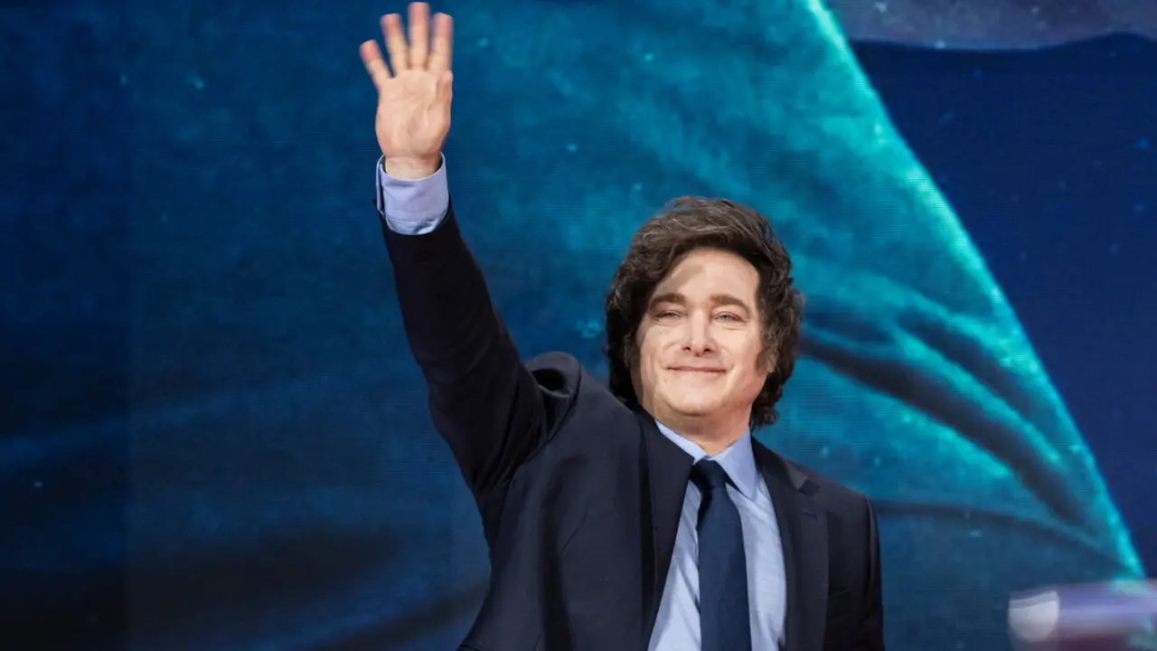 Javier Milei ha interrumpido la venta de Telef&oacute;nica Argentina al Grupo Clar&iacute;n. / Lev Radin