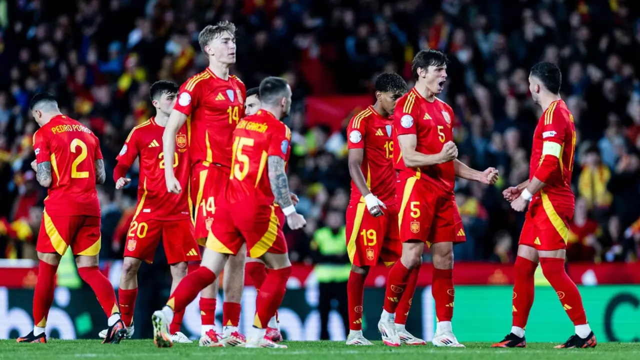 Los jugadores de Espa&ntilde;a celebra uno de los goles de penalti. / SEF&uacute;tbol