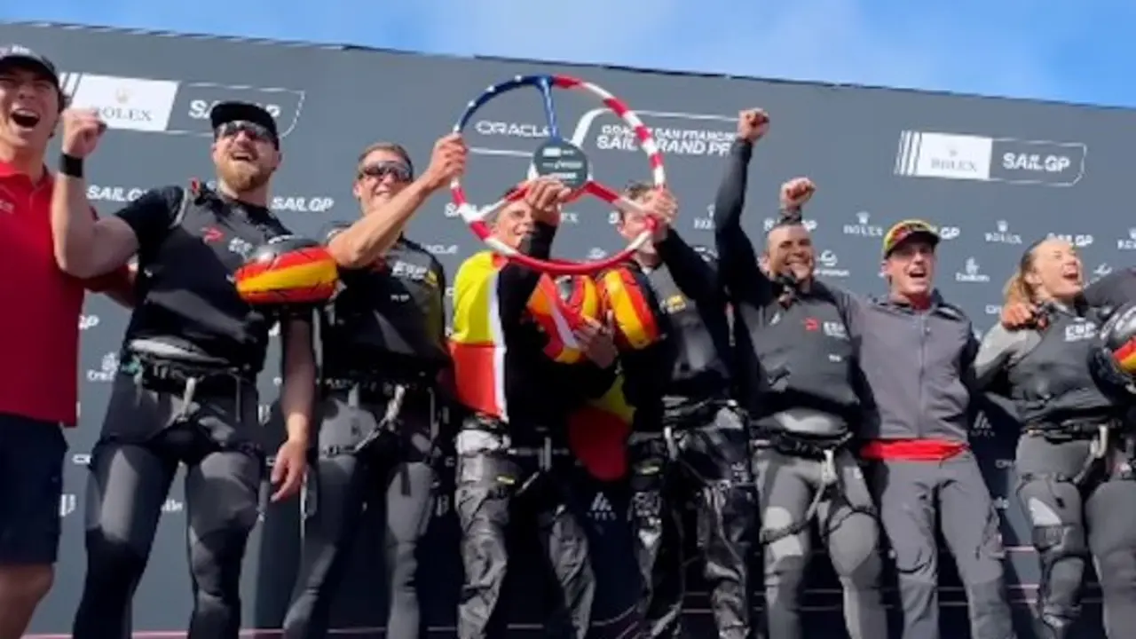 El equipo dirigido por Diego Bot&iacute;n celebra el t&iacute;tulo. / SailGPESP