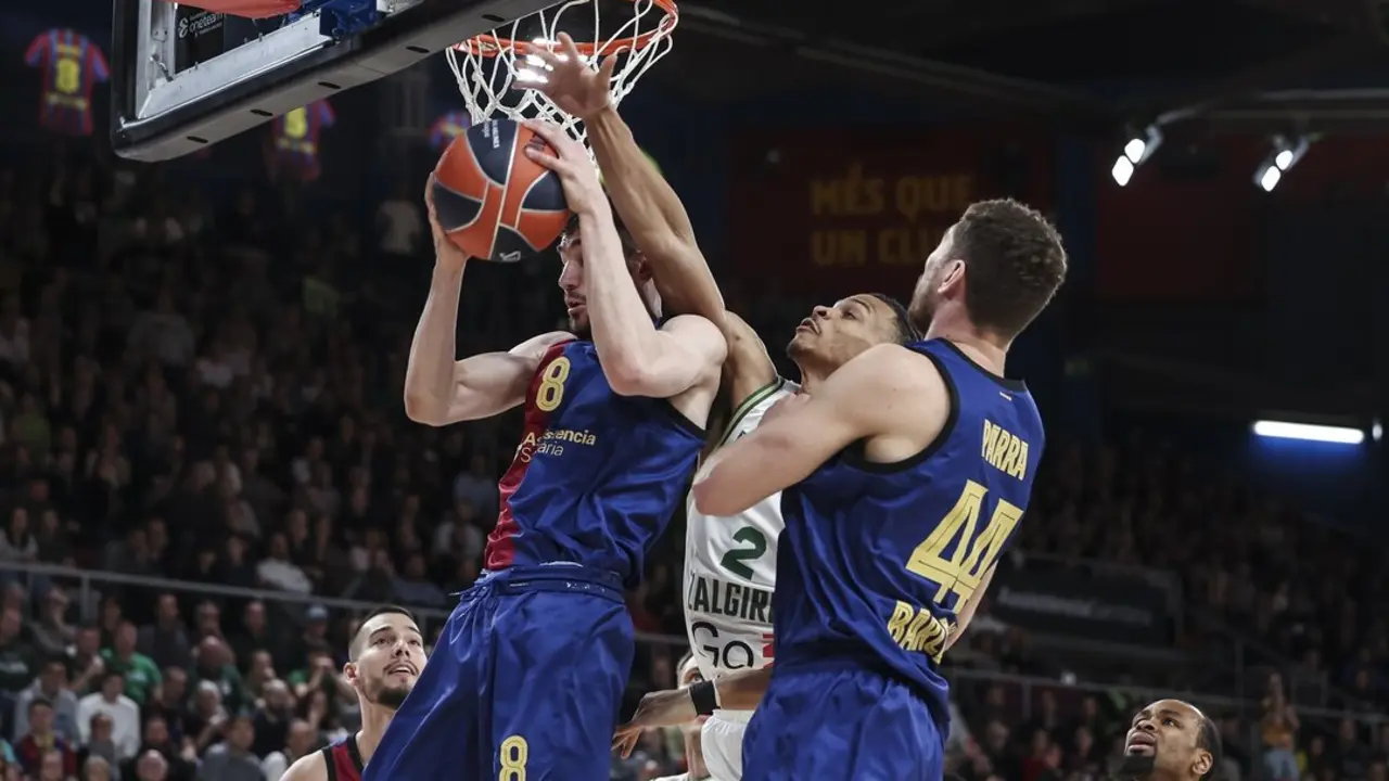 Dario Brizuela del Barcelona lucha con Isaiah Wong, del Zalgiris, en un partido e la Eurooliga. / EP