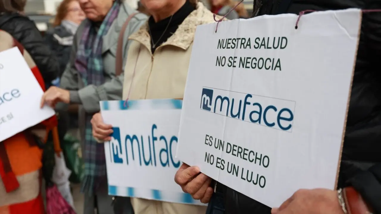 Varios funcionarios se concentran ante la sede provincial de Muface. / Roc&iacute;o Ruz