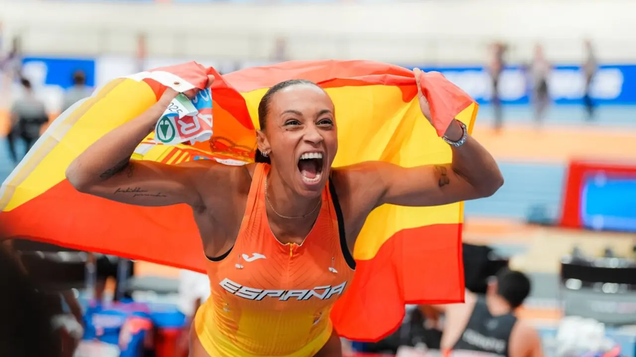 Ana Peleteiro obtuvo un bronce en triple salto, a&ntilde;adiendo a su reciente oro europeo. / EP