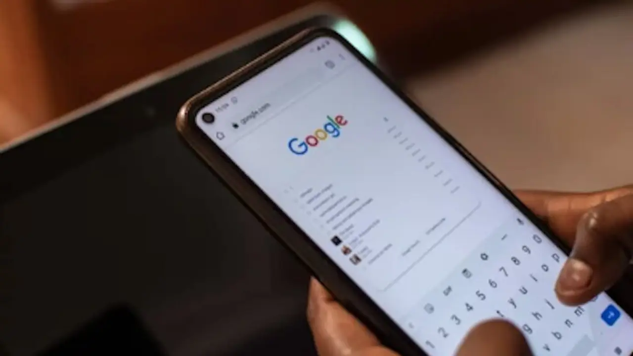 Una persona hace una b&uacute;squeda en Google. / A.E