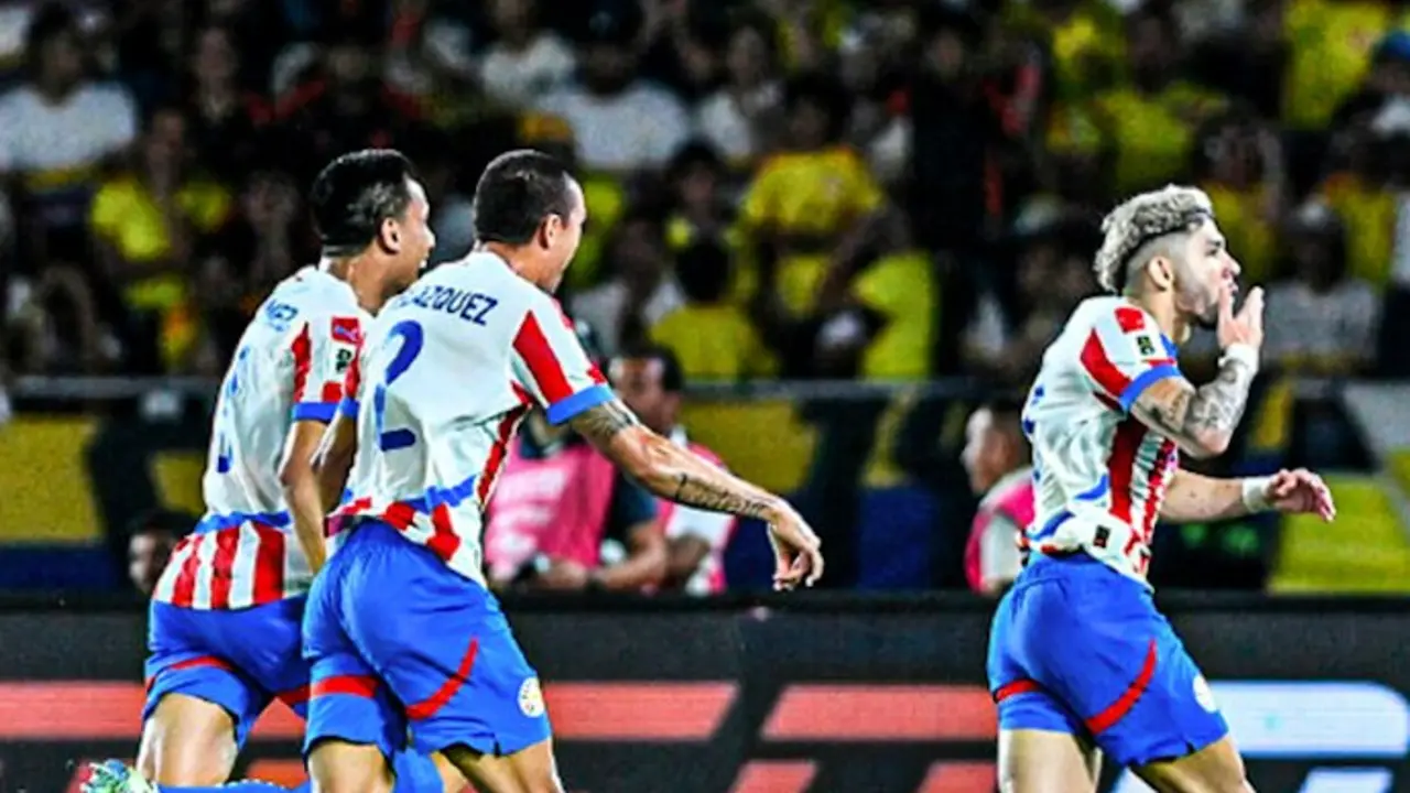 Jugadores de Paraguay celebran con euforia el golazo de Julio Enciso, que silenci&oacute; Barranquilla y vendi&oacute; el empate ante Colombia en un duelo vibrante de Eliminatorias.