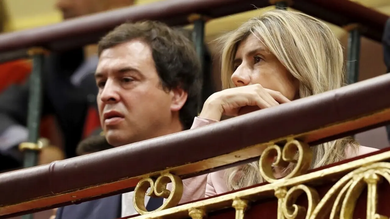David S&aacute;nchez, hermano del presidente del Gobierno, Pedro S&aacute;nchez, y Begona-Gomez, en una imagen de archivo durante una sesi&oacute;n en el Congreso de los Diputados. / ARCHIVO