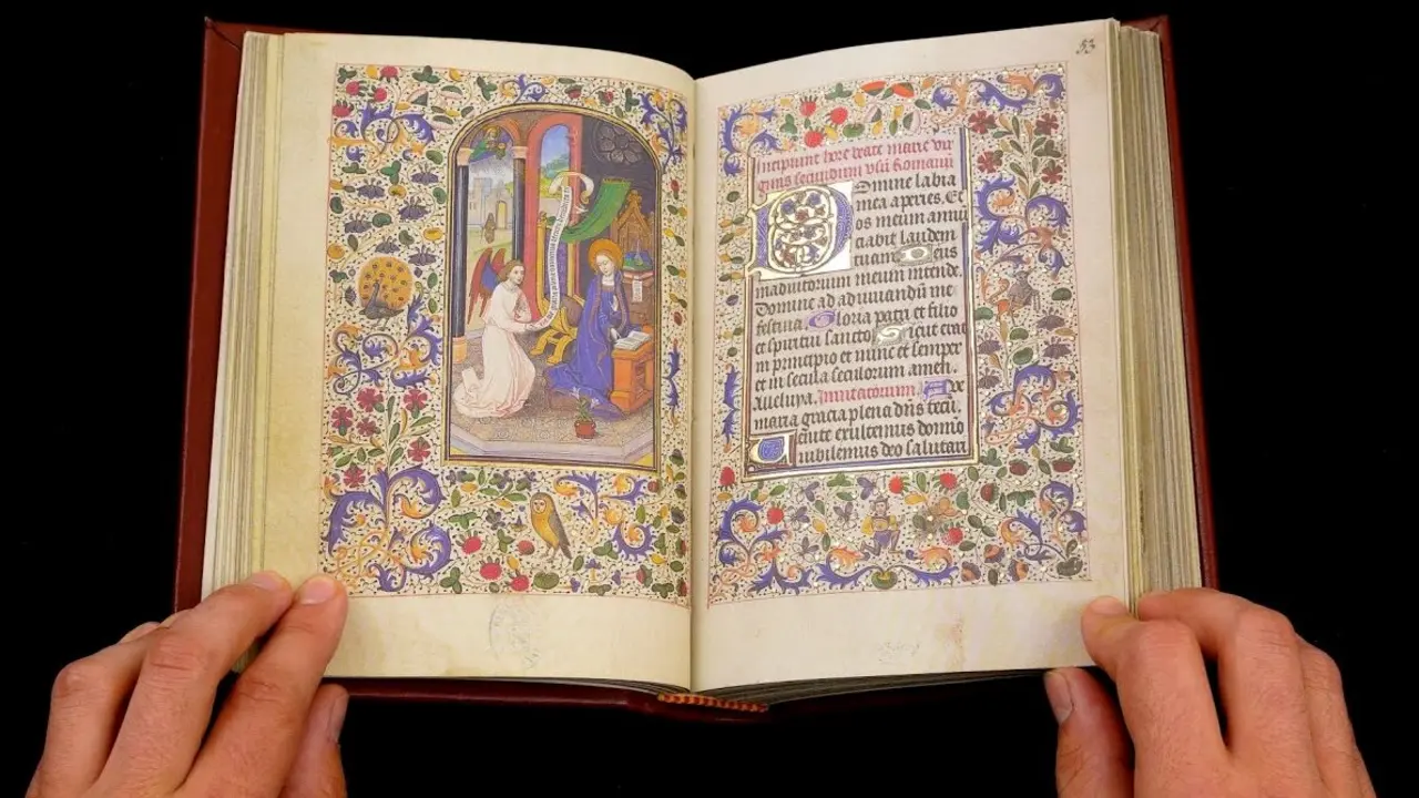 Miniatura: Coronaci&oacute;n de la Virgen. Circa 1468. Manuscrito iluminado sobre pergamino atribuido al artista flamenco Willem Vrelant. Encargado en Flandes y enviado a Espa&ntilde;a como regalo diplom&aacute;tico, el c&oacute;dice acab&oacute; en manos de Leonor de la Vega, hermana del poeta Garcilaso de la Vega, de quien tom&oacute; su nombre. Conservado actualmente en la Biblioteca Nacional de Espa&ntilde;a (Vitr.24-2), este libro es una joya del arte g&oacute;tico y fue seleccionado en 2016 como una de las 15 obras m&aacute;s importantes de Espa&ntilde;a para el proyecto Europeana 280.