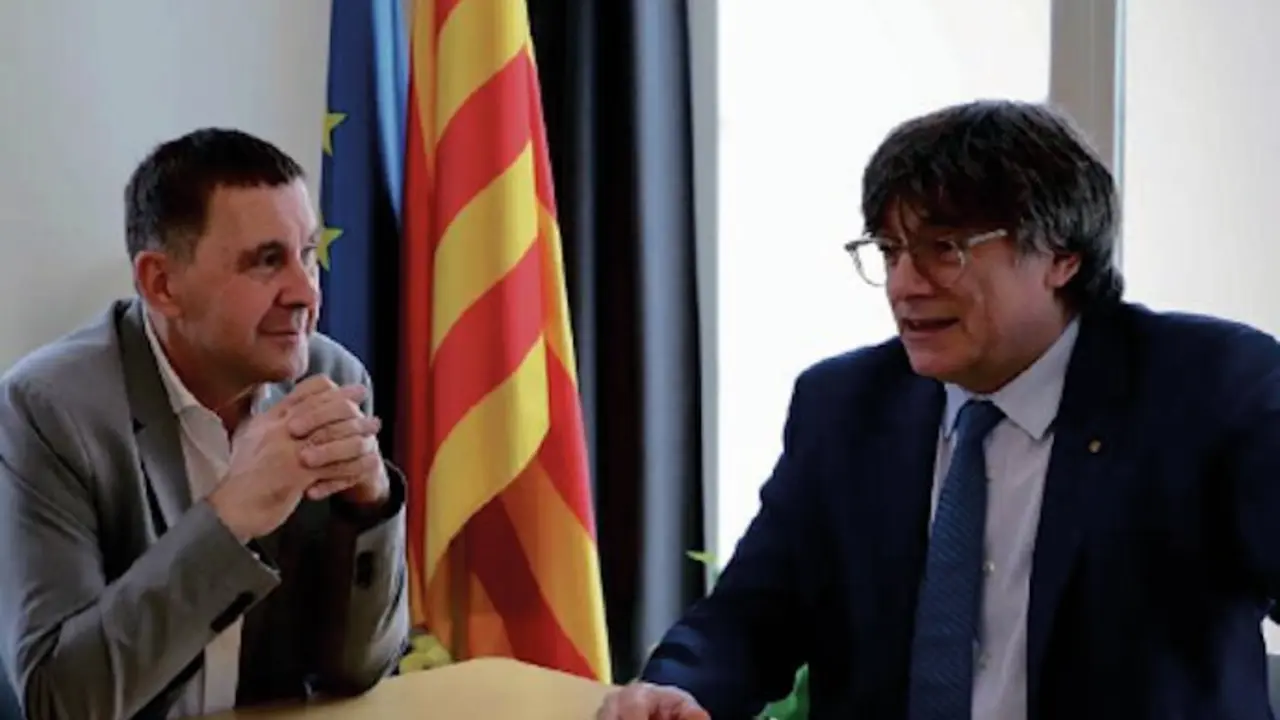 El comunista de EH Bildu, Arnaldo Otegi, y el pr&oacute;fugo de la Justicia, Carles Puigdemont, durante su reuni&oacute;n en Waterloo (B&eacute;lgica), en un encuentro clave para reforzar la alianza entre separatistas catalanes y vascos con el respaldo del Gobierno de Pedro S&aacute;nchez.