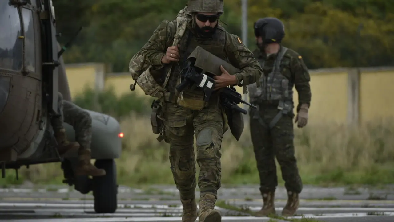 Dos militares durante un ejercicio. / Antonio Sempere