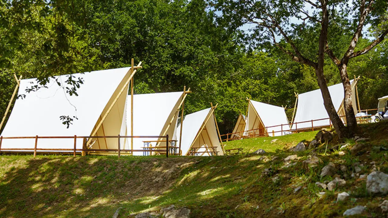 Tiendas del camping de Kampaoh en Ruiloba. / Kampaoh
