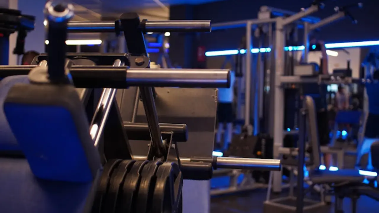 Mobiliario de un gimnasio en Cantabria. / OKITONIC