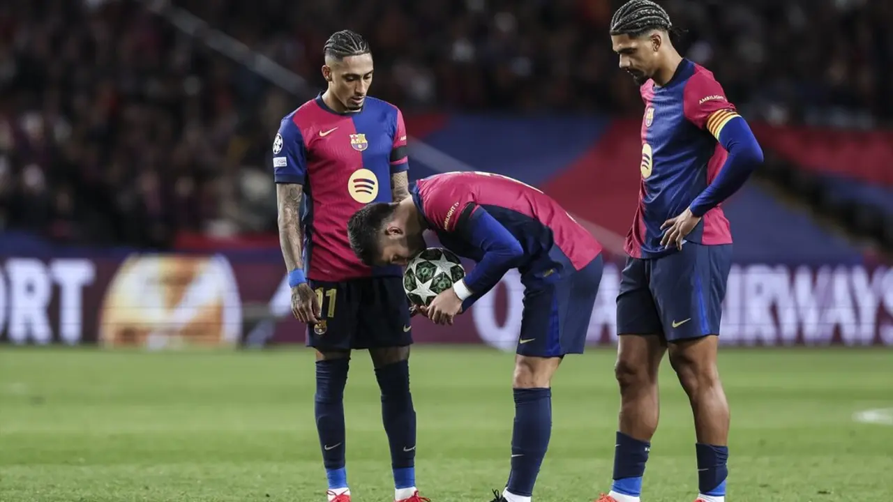 Araujo y Raphinha durante un partido de Champions. / EP