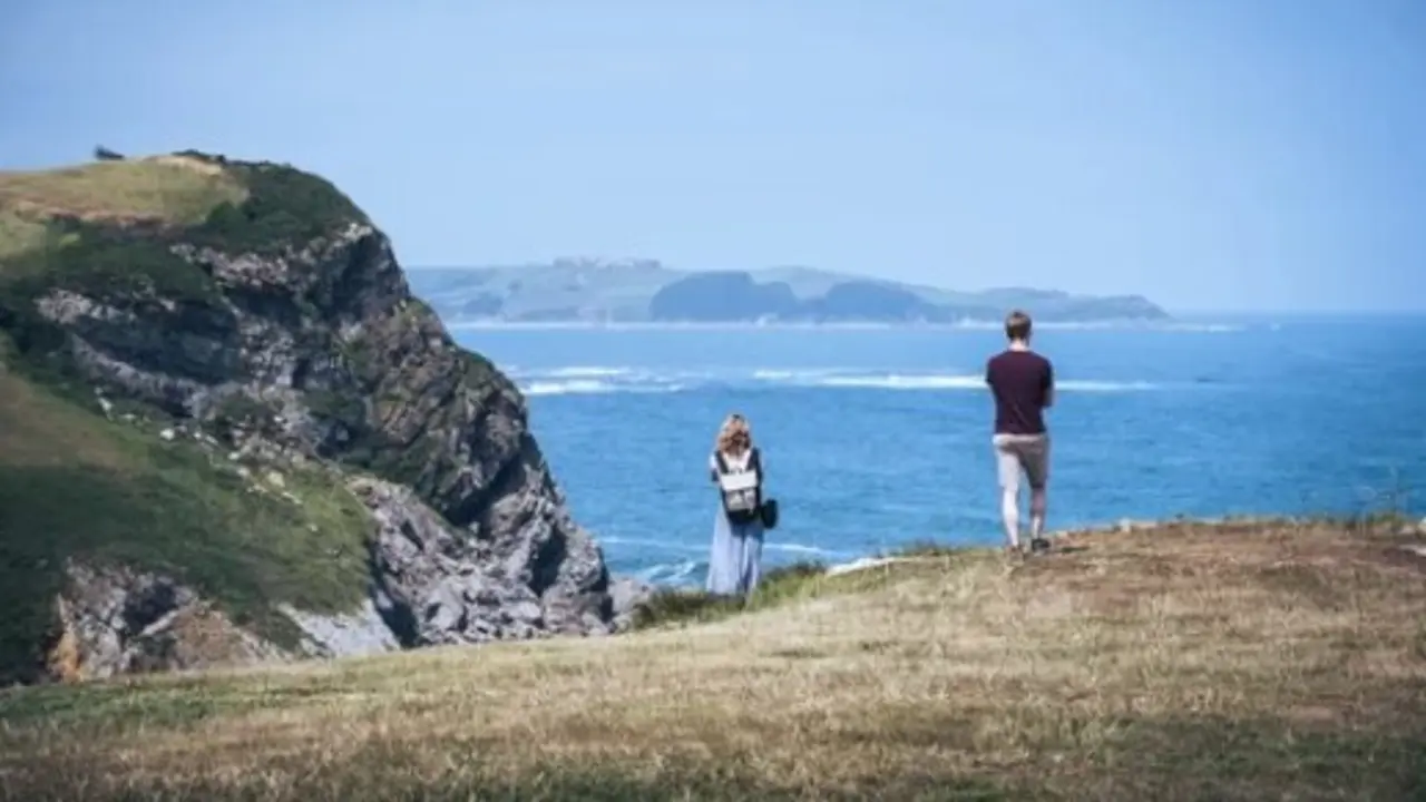 Dos turistas disfrutan de su visita a Cantabria. / A.S.