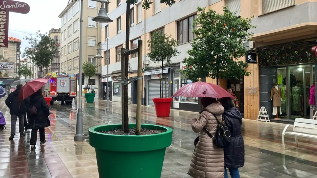 Varias personas caminan por Torrelavega. / S.D.