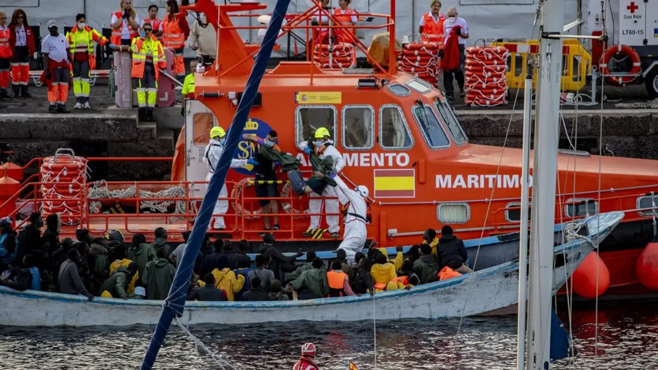 Un cayuco a su llegada al puerto de La Restinga, en El Hierro. / Antonio Sempere