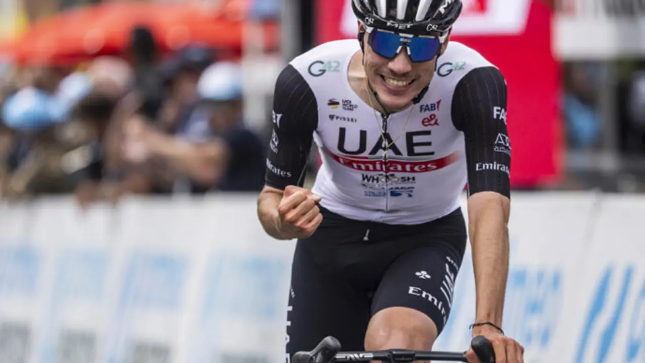 El ciclista del equipo Emirates, Juan Ayuso. / x