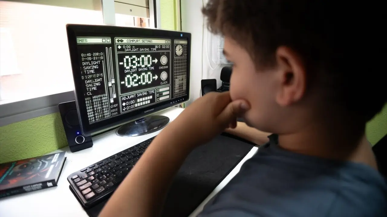 Una pantalla muestra un cambio de hora. / Eduardo Parra