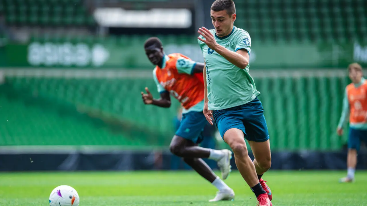 Karrikaburu, y Maguette al fondo, durante un entrenamiento en El Sardinero. / RRC