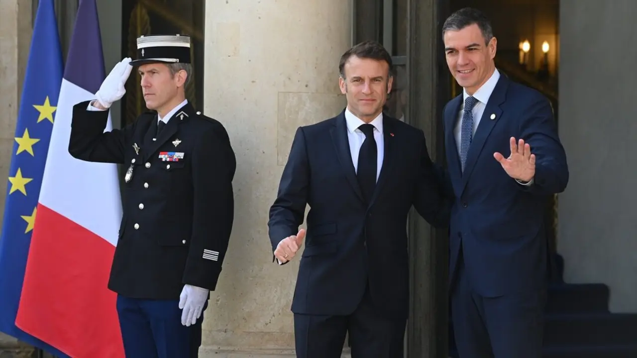 Pedro S&aacute;nchez junto a Emmanuel Macron en Par&iacute;s. / Julien Mattia