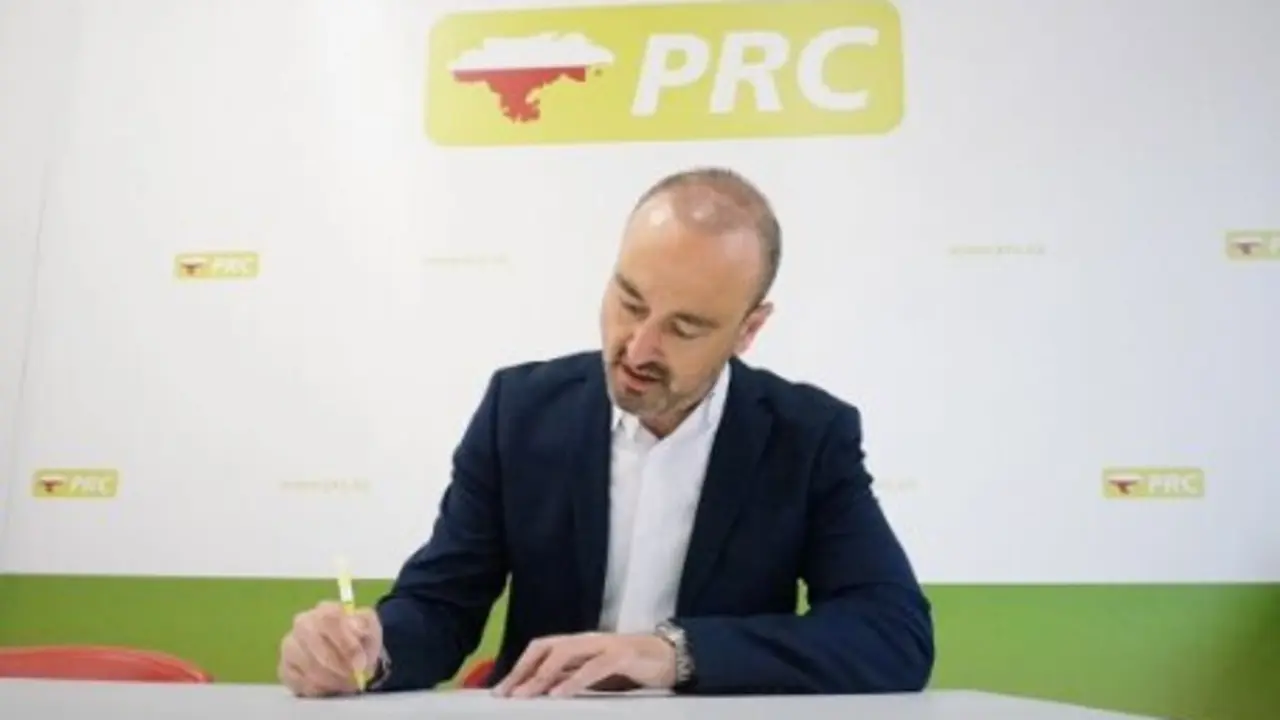 El alcalde de Torrelavega, Javier L&oacute;pez Estrada, formaliza su candidatura. / RRSS