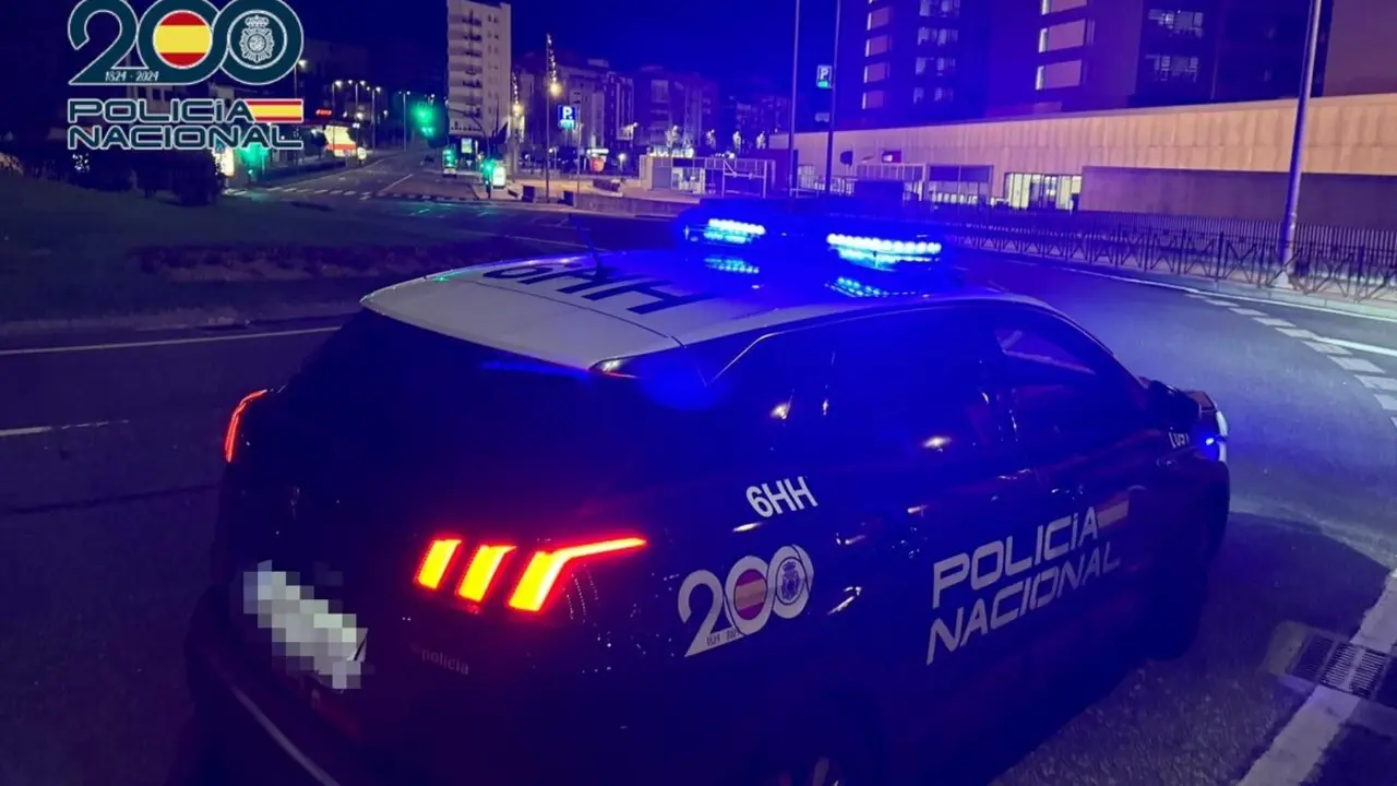 Coche de la Polic&iacute;a Nacional frente a Valdecilla. / P.N.
