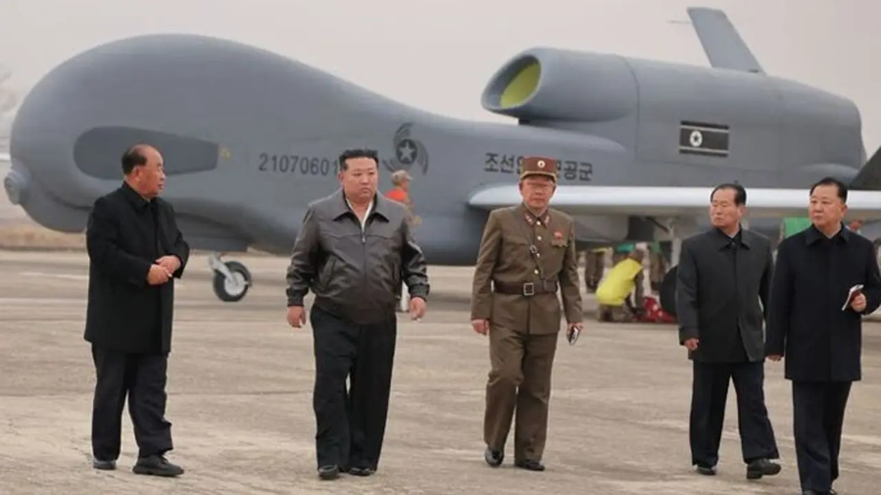 El l&iacute;der norcoreano Kim Jong Un camina junto a funcionarios

El l&iacute;der norcoreano Kim Jong Un camina junto a funcionarios. / x
