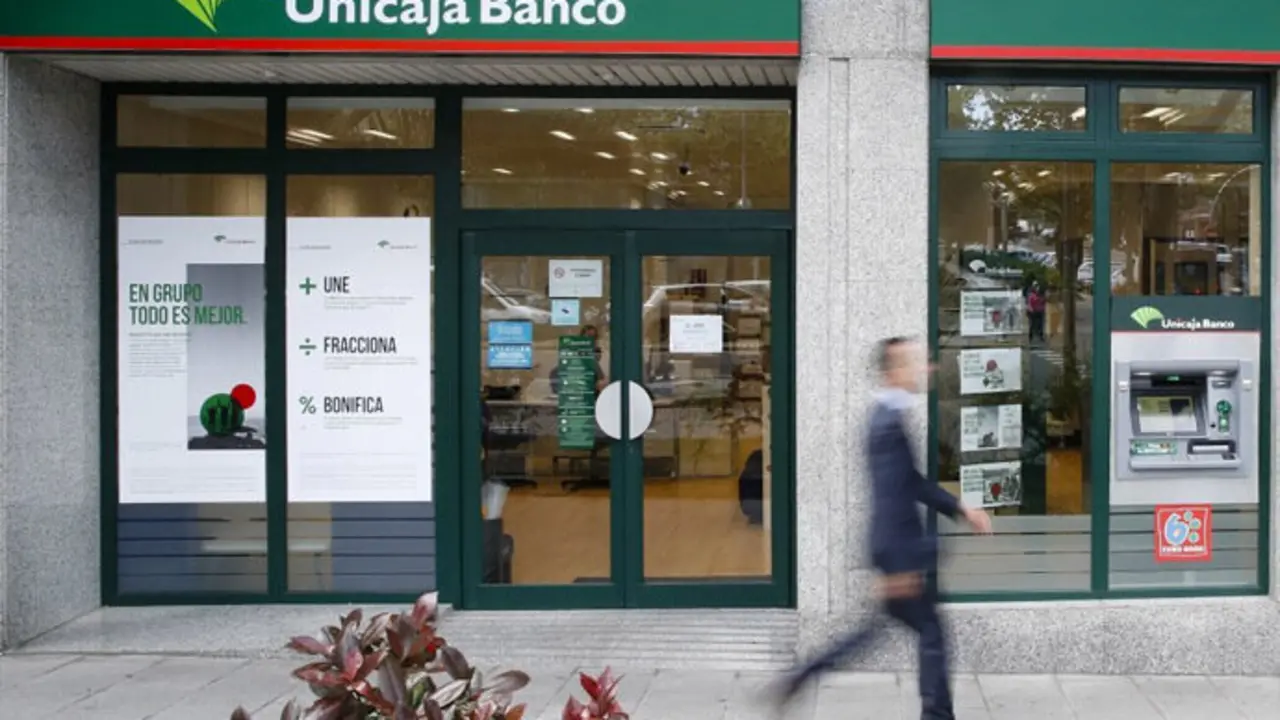 Oficina de Unicaja Banco en Madrid. / x