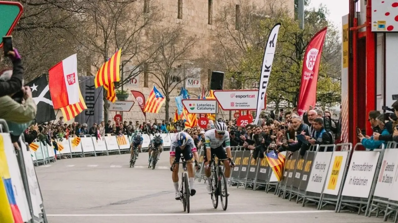 El esloveno Primoz Roglic (Red Bull-BORA-hansgrohe) ha ganado este jueves la cuarta etapa de la Volta a Catalunya, disputada entre Sant Vicen&ccedil; de Castellet y Montserrat Mil&middot;lenari, en otro igualado pulso con el espa&ntilde;ol Juan Ayuso. / EP